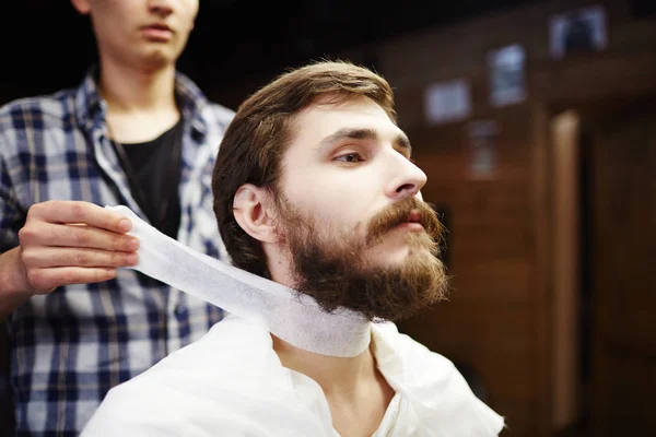 Peluquero Poniendo Cuello Papel Alrededor Del Cuello Del Cliente —  Fotos de Stock