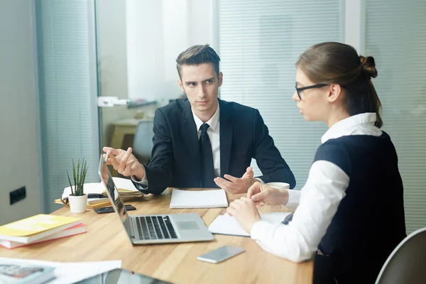 Hombre Serio Apuntando Pantalla Del Ordenador Portátil Explicar Los Datos — Foto de Stock