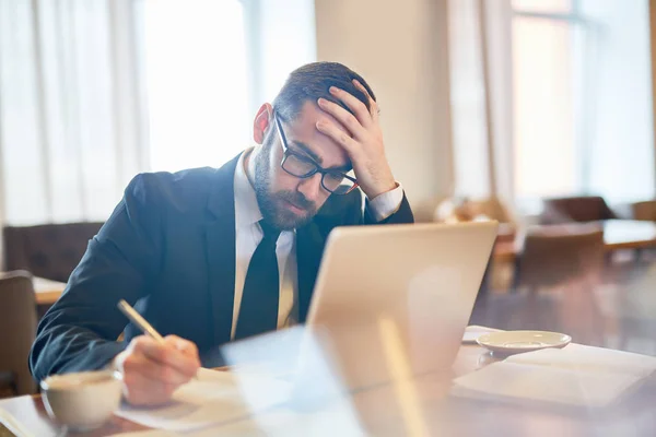 Doordachte Analist Brainstormen Tijdens Het Werken Nieuw Project — Stockfoto