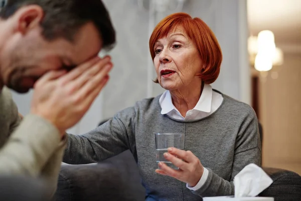 Ritratto Psicologa Piuttosto Matura Che Cerca Confortarla Piangendo Paziente Mezza — Foto Stock