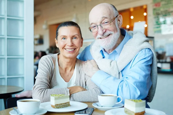 Liebevolle Senioren Blicken Cafeteria Die Kamera — Stockfoto