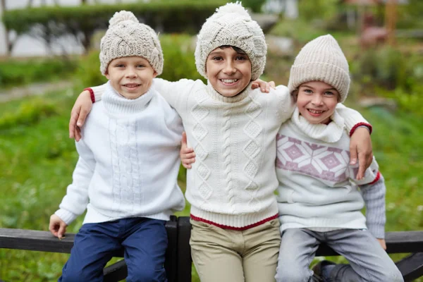 Três Meninos Felizes Brincando Livre Campo Abraçando Sentado Cerca Madeira — Fotografia de Stock