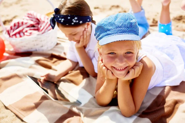 Lindo Niño Mirando Cámara Mientras Relaja Playa Mientras Amigo Navega —  Fotos de Stock