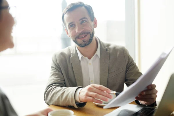 Uomo Affari Che Spiega Termini Del Contratto Potenziale Partner — Foto Stock