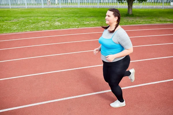 Giovane Donna Sovrappeso Activewear Cercando Mettersi Forma Correre Sullo Stadio — Foto Stock