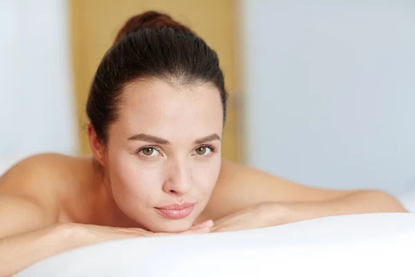 Jeune Femme Détendue Avec Maquillage Naturel Regardant Caméra Dans Salon — Photo