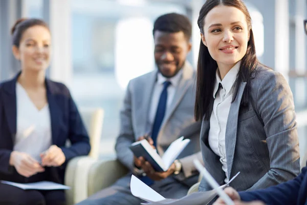 Mujer Joven Escuchando Colega Durante Formación Empresarial — Foto de Stock