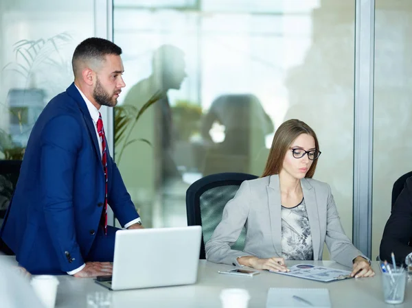 Portrait Modern Business People Young Man Woman Discussing Statistics Strategies — Stock Photo, Image