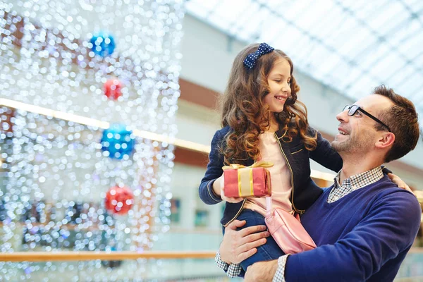 Gelukkig Meisje Vader Handen Gesprek Met Hem Het Winkelcentrum — Stockfoto