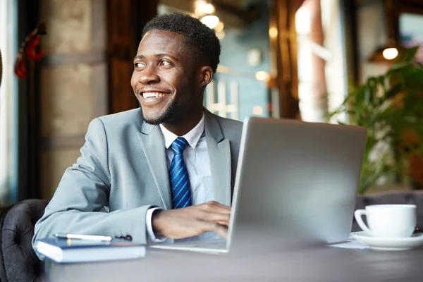 Hombre Negocios Vistiendo Traje Formal Mirando Hacia Otro Lado Sonriendo — Foto de Stock