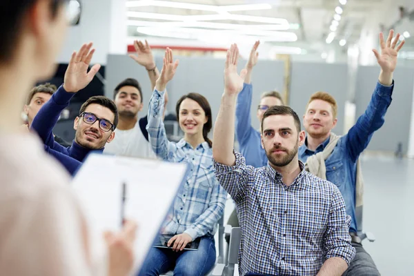 Pessoas Negócios Confiantes Levantando Mãos Para Responder Perguntas Professor Claro — Fotografia de Stock