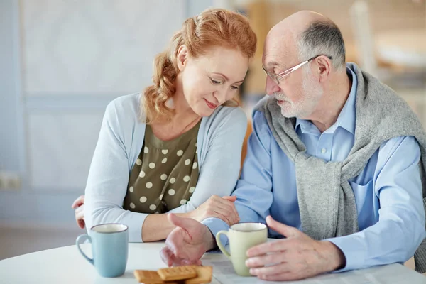 Ruhige Frau Hört Ihrem Ehepartner Beim Tee — Stockfoto