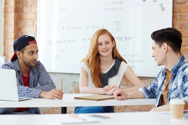Gruppe Von Drei Jungen Leuten Unterhält Sich Schreibtisch Klassenzimmer — Stockfoto