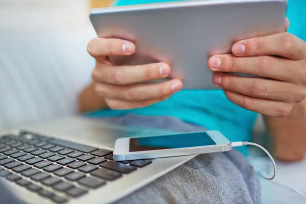 Homme Méconnaissable Utilisant Technologie Dans Vie Quotidienne Repose Sur Canapé — Photo