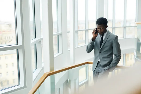 Afro Amerikanska Arbetsgivare Hört Någon Telefonen — Stockfoto