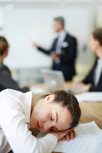 Uitgeput Zakenvrouw Dutten Door Werkplek Papier Werkomgeving — Stockfoto