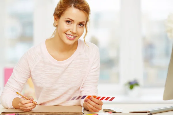 Diseñadora Interiores Creativa Envuelta Trabajo Mira Cámara Con Una Sonrisa — Foto de Stock