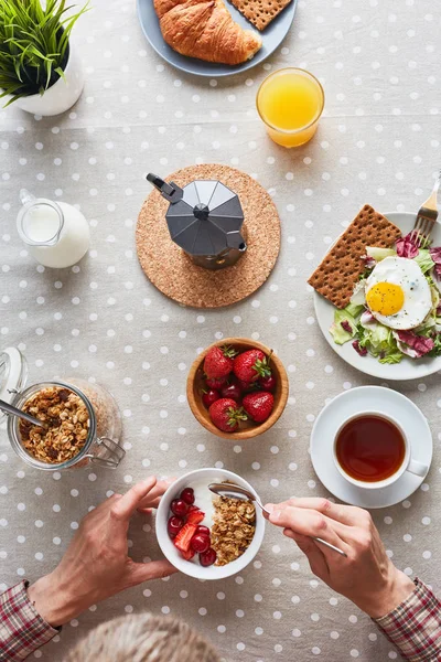 提供表 健康的な朝食を食べる男 — ストック写真