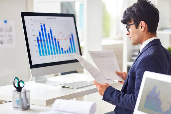 実業家職場で書類を見ていると 統計の分析 — ストック写真