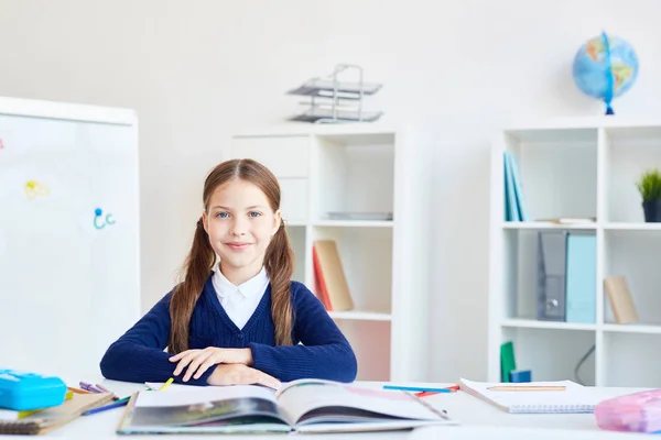 Bella Studentessa Seduta Alla Scrivania Lezione Lettura — Foto Stock