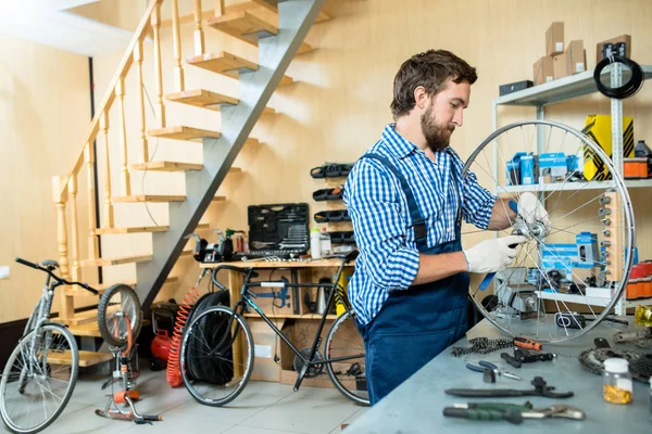 Giovane Uniforme Guanti Riparazione Ruota Della Bicicletta Officina — Foto Stock