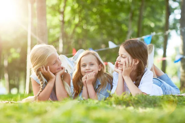 Entspannte Mädchen Liegen Sommerwochenende Gras — Stockfoto