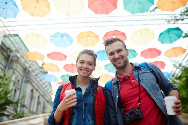 Amoureux Avec Des Boissons Debout Sous Ciel Parapluie Coloré — Photo