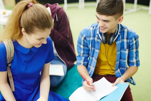 Adolescentes Discutiendo Tareas Después Lección — Foto de Stock