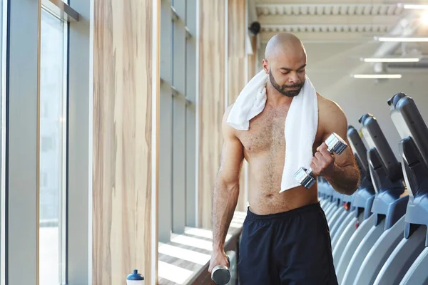 Muskulöser Mann Trainiert Mit Kurzhanteln Fitnessstudio — Stockfoto