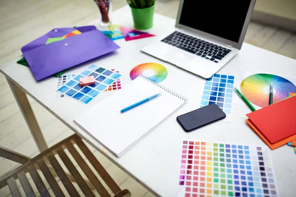 Arbeitsplatz Des Designers Mit Farbpaletten Gadgets Notizblock Und Buntstiften — Stockfoto
