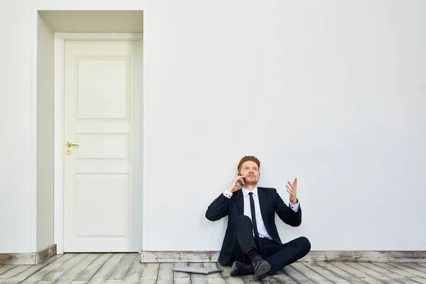 Portret Van Knappe Jonge Zakenman Spreken Telefoon Gebaren Actief Zittend — Stockfoto