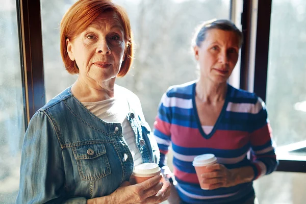 Wieku Kobiet Kumpli Hdrinks Patrząc Kamery — Zdjęcie stockowe