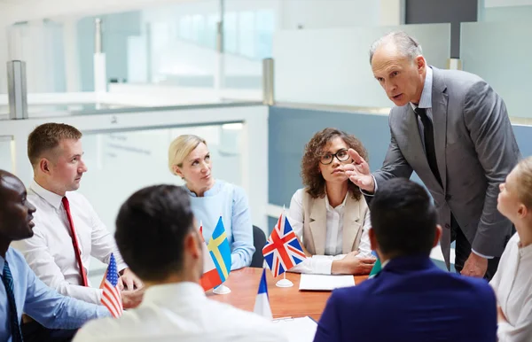 Mature Deputy Explaining His Viewpoint Representatives Various Countries Summit — Stock Photo, Image