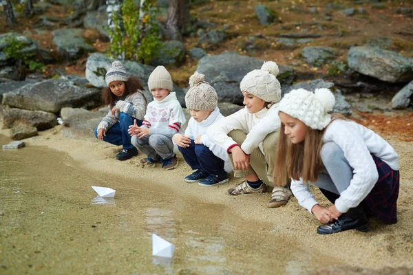 Petits Amis Regardant Des Bateaux Papier Flottant Surface Eau — Photo