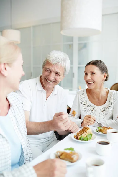 Três Amigos Seniores Sentados Mesa Festiva Comendo Bolo Saboroso Conversando — Fotografia de Stock