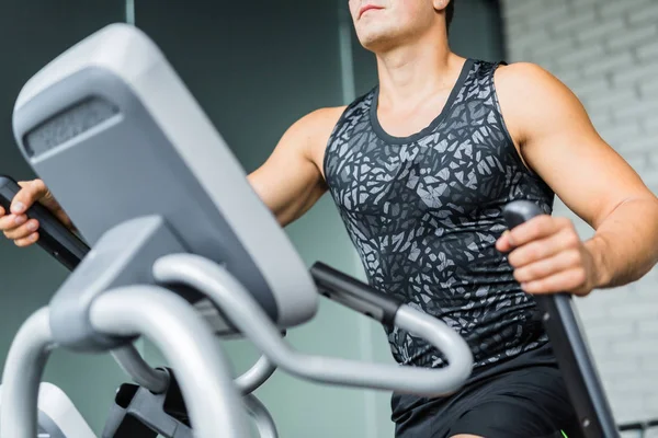 Närbild Porträtt Muskulös Sportig Man Kör Använder Elliptical Tränad Träningspass — Stockfoto