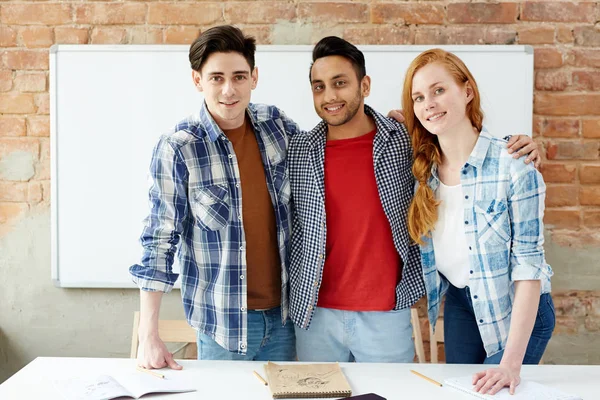 Junge Mitarbeiter Freizeitkleidung Blicken Die Kamera — Stockfoto