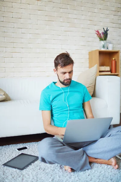 Joven Empresario Serio Que Dirige Negocio Desde Casa Escribe Ordenador — Foto de Stock