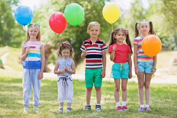 Bambini Felici Estate Indossano Fila Sul Prato Verde Tenendo Palloncini — Foto Stock