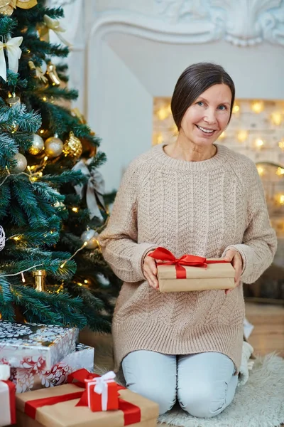 Bývalý Žena Dárkovém Balení Sedí Ozdobený Stromeček Krbem — Stock fotografie