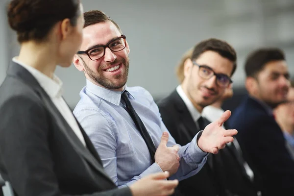 Uno Dei Partecipanti Alla Conferenza Che Presenta Manager Vicino — Foto Stock