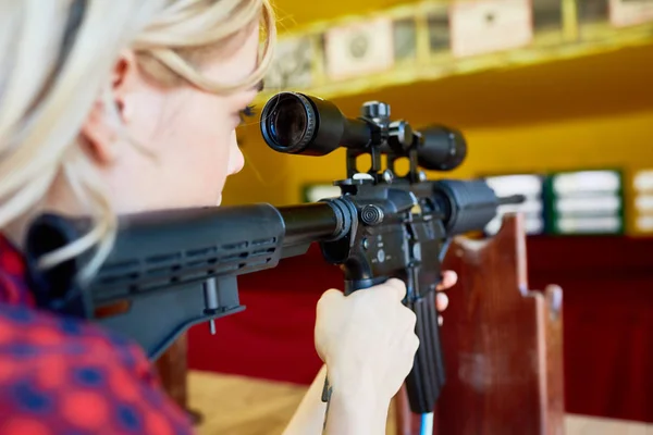 Menina Com Rifle Apontando Para Alvo Durante Prática Tiro — Fotografia de Stock