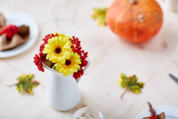 Fleurs Jaunes Framboises Mûres Dans Vase Porcelaine Sur Une Table — Photo