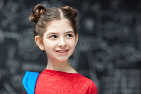 可爱的小女孩的肖像 深色的头发微笑看着远处摆着黑板准备去上学 — 图库照片