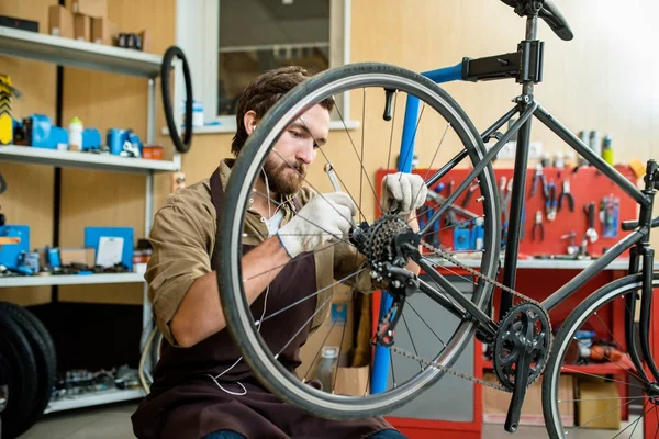 Manitas Profesionales Que Aprietan Perno Central Rueda Bicicleta Con Llave — Foto de Stock