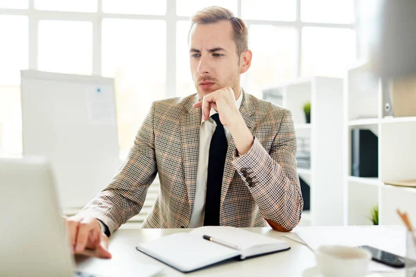 Zakenman Zich Concentreren Het Zoeken Van Noodzakelijke Gegevens Voor Project — Stockfoto