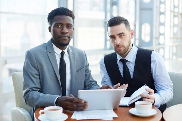 Retrato Dois Empresários Contemporâneos Deles Afro Americano Olhando Para Câmera — Fotografia de Stock