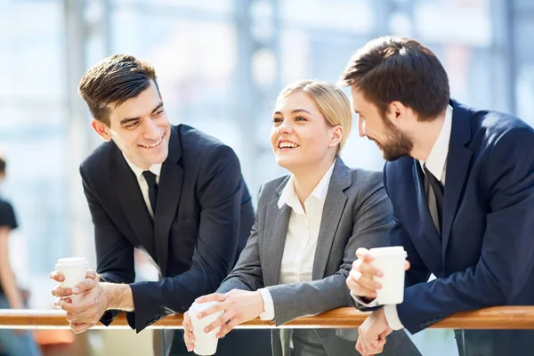 Retrato Tres Hombres Negocios Una Mujer Dos Hombres Sonriendo Alegremente — Foto de Stock