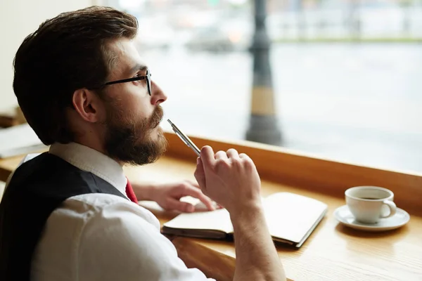 Posh Jongeman Met Pen Denken Van Ideeën Tijdens Het Maken — Stockfoto