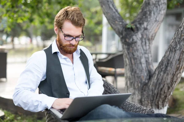 Szakállas Vörös Hajú Üzletember Ígéretes Projekt Ész Segítségével Korszerű Laptop — Stock Fotó